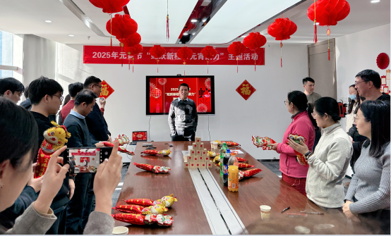 一些人在餐廳里吃東西

AI 生成的內(nèi)容可能不正確。