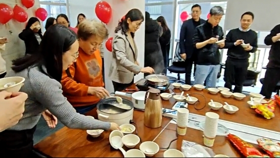 一群人在桌子邊

AI 生成的內(nèi)容可能不正確。