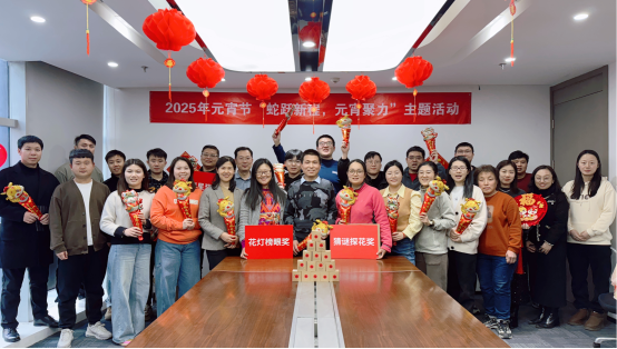 一群人站在桌子上

AI 生成的內(nèi)容可能不正確。